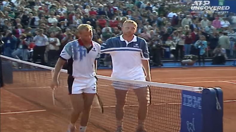 Une poignée de main respectueuse entre Muster et Becker. Ils ont joué une finale titanesque de 3h15 lors de l'édition 1995 de Monte-Carlo.