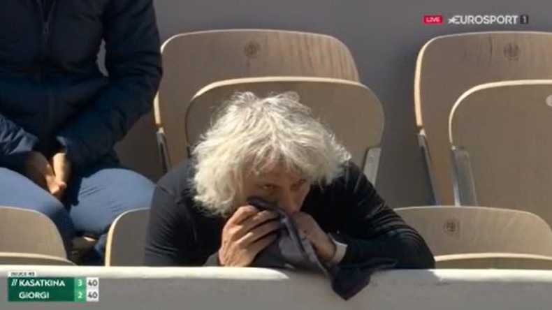 Le père de Camila Giorgi s'est fait griller en train de fumer en douce en huitièmes de finale de Roland-Garros 2022.