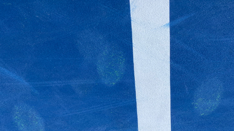 La photo de la marque prise par Benoît Paire contre Cilic, à Dubaï. Il y a deux traces et les deux sont largement dehors.