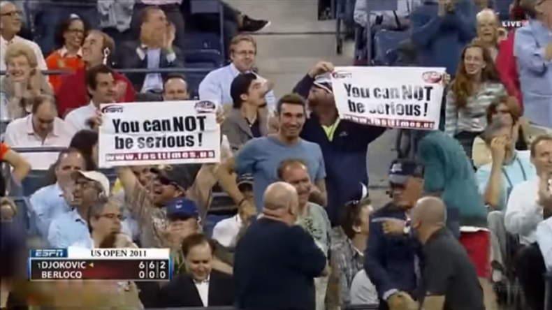 Carlos Berlocq et Novak Djokovic enflamment le public avec un point de fou à l'US Open 2011. Carlos Berlocq et Novak Djokovic enflamment le public avec un point de fou à l'US Open 2011.