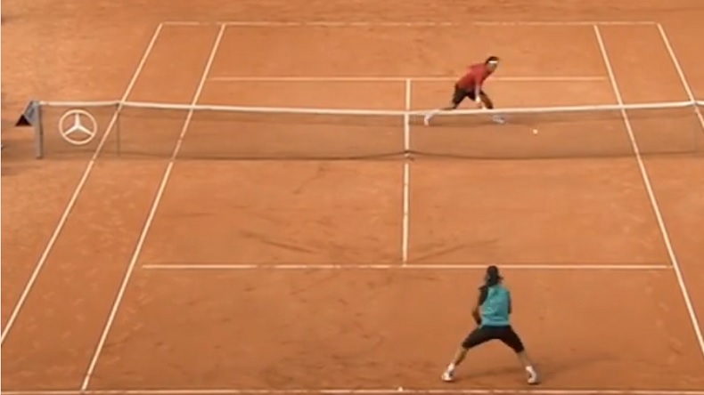 Un point énorme entre Rafael Nadal et Roger Federer au tournoi de Hambourg 2007. Un point énorme entre Rafael Nadal et Roger Federer au tournoi de Hambourg 2007.