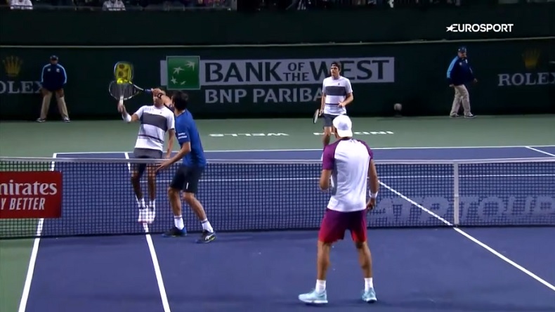 Marcelo Melo tente une technique de fourbe pour contrer Nick Kyrgios. Un point insolite en double à Indian Wells.