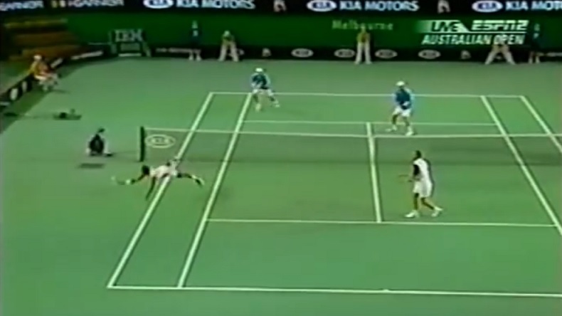 Leander Paes réalise un plongeon énorme sur un point épique en finale du double de l'Open d'Australie 2006.