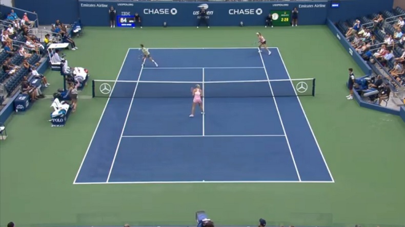 Barbora Krejcikova frappe un revers gagnant mais se mange la chaise de l'arbitre juste après. Barbora Krejcikova frappe un revers gagnant mais se mange la chaise de l'arbitre juste après.