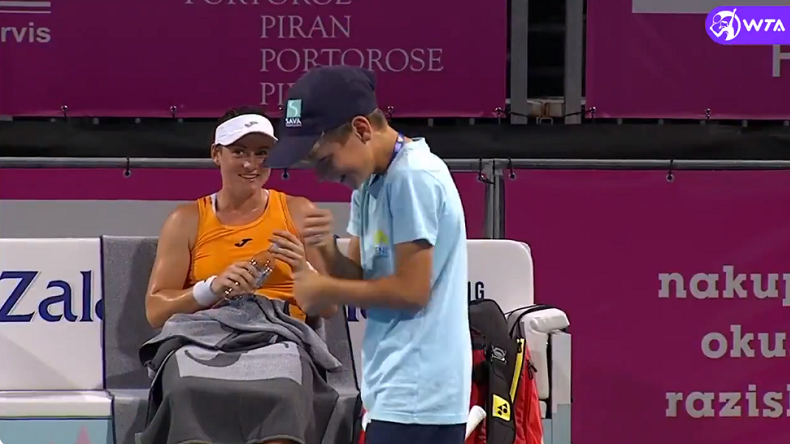 Ce ramasseur de balles a bien fait rire Tamara Zidansek en faisant le show lors d'un changement de côté au tournoi WTA de Portoroz 2021.