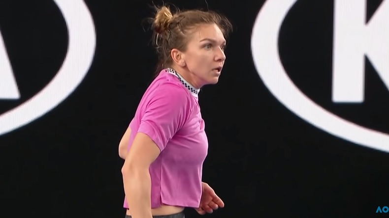 Simona Halep, choquée, en voyant le gainage en acier de cette ramasseuse de balles à l'Open d'Australie.