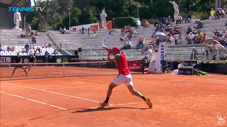 La raquette de Robert Farah se coupe en deux sur un retour au Masters de Rome 2018. La raquette de Robert Farah se coupe en deux sur un retour au Masters de Rome 2018.
