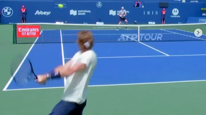 Voilà à quoi cela ressemble de faire face au service de John Isner.