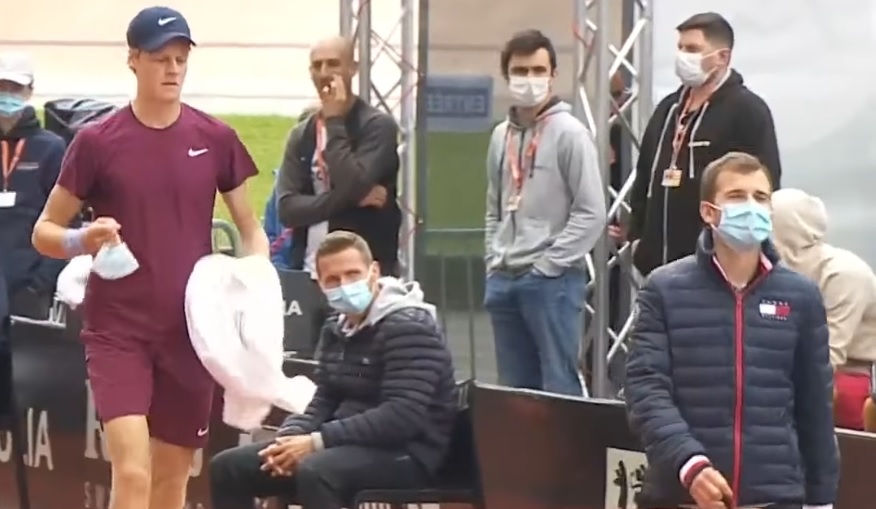 Jannik Sinner revient des toilettes au tournoi de Lyon 2021.