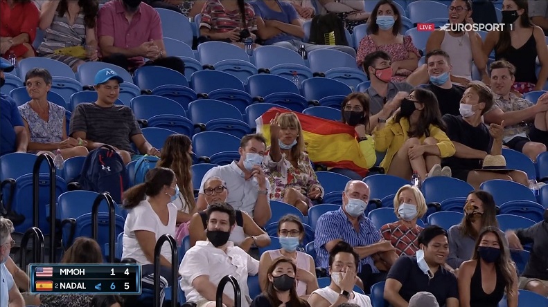 Cette spectatrice fissure et fait un doigt d'honneur à Rafael Nadal à l'Open d'Australie 2021.