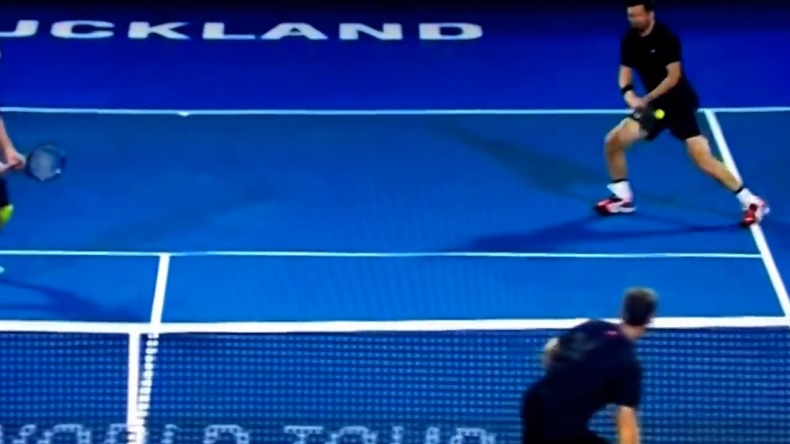 Un smash droit dans les parties lors du tournoi de double d'Auckland 2016. Ouch !