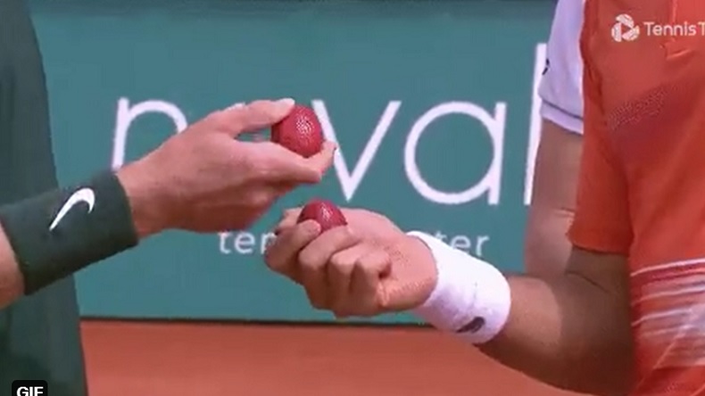 Le toss insolites avec des oeufs entre Andrey Rublev et Novak Djokovic à Belgrade.