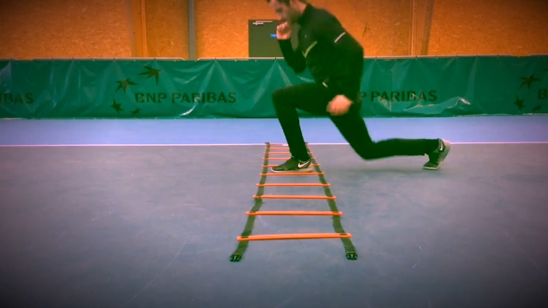 L'échelle de rythme : un accessoire simple pour l'entraînement physique au tennis. L'échelle de rythme : un accessoire simple pour l'entraînement physique au tennis.